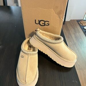 UGG TAZZ Platform Slippers Size 6